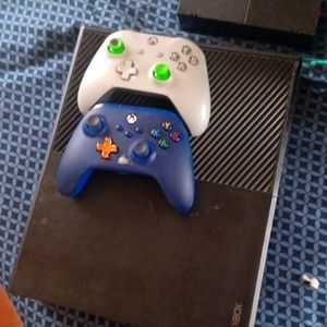 Xbox one 2 controllers and all wires